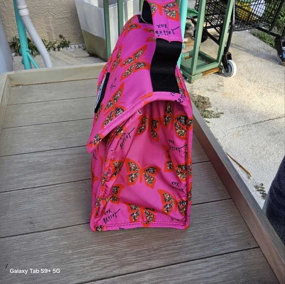 BETSEY JOHNSON PINK W/BUTTERFLIES BETSEY JOHNSON FLAP TOP INSULATED LUNCH TOTE - Picture 2 of 4